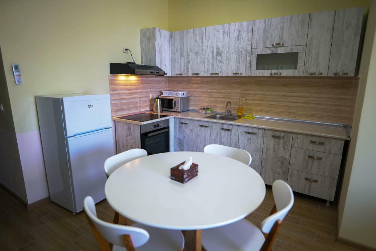 Balmaral Apart Hotel Batoemi Buitenkant foto