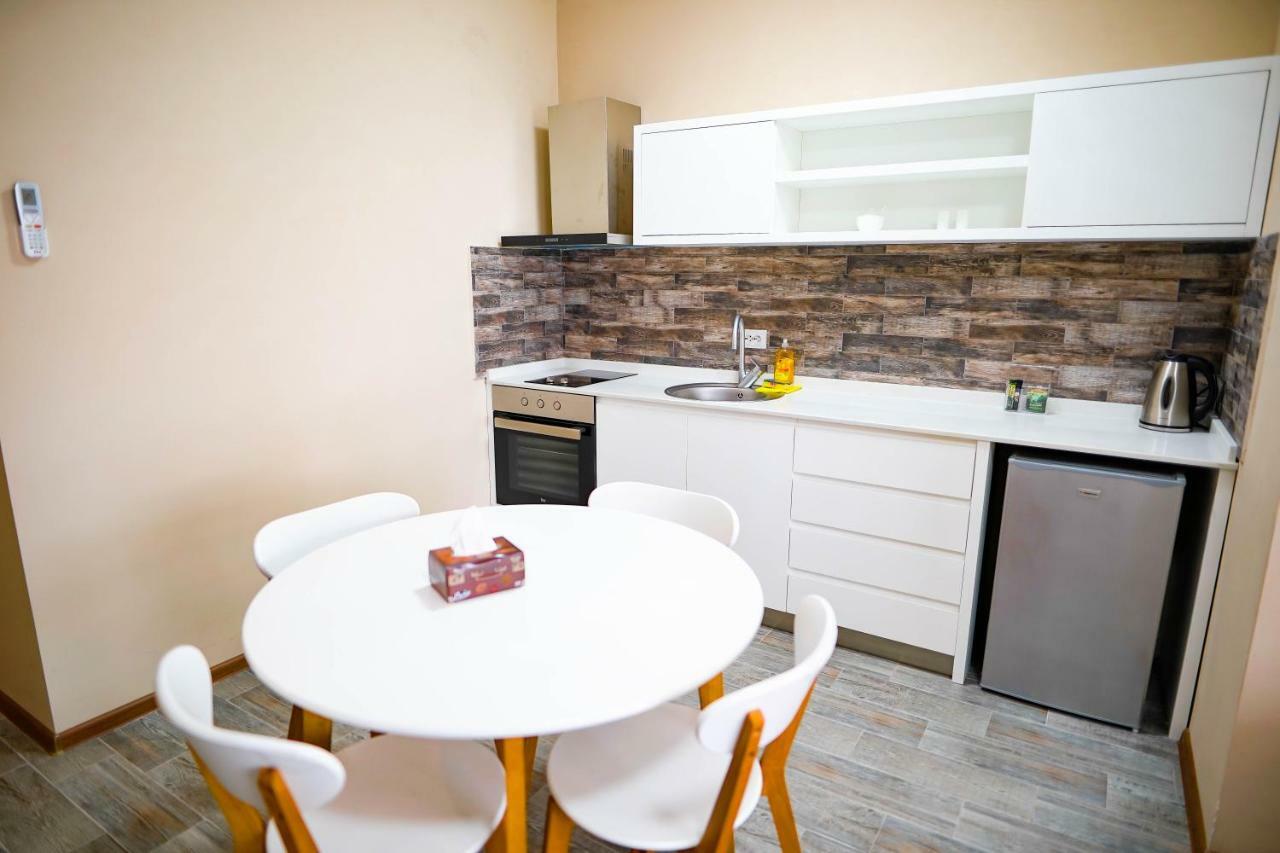 Balmaral Apart Hotel Batoemi Buitenkant foto